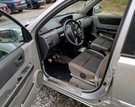 Серый Ниссан ИксТрейл, объемом двигателя 2.2 л и пробегом 370 тыс. км за 3300 $, фото 4 на Automoto.ua