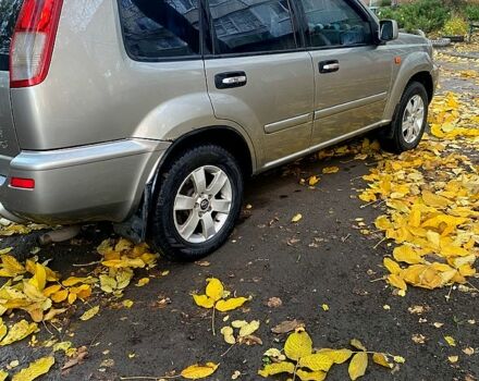 Серый Ниссан ИксТрейл, объемом двигателя 2 л и пробегом 251 тыс. км за 5600 $, фото 4 на Automoto.ua