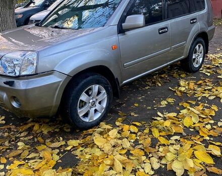 Серый Ниссан ИксТрейл, объемом двигателя 2 л и пробегом 251 тыс. км за 5600 $, фото 1 на Automoto.ua