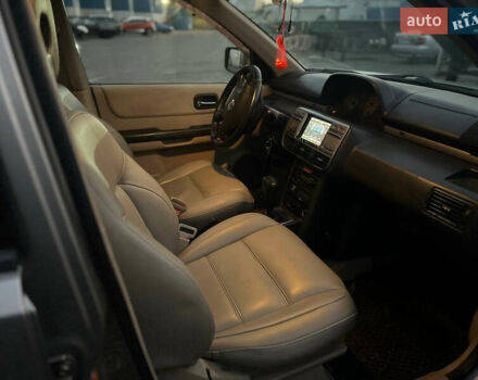 Серый Ниссан ИксТрейл, объемом двигателя 2.5 л и пробегом 320 тыс. км за 4800 $, фото 5 на Automoto.ua