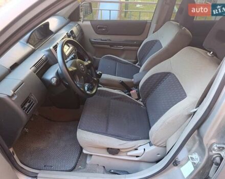 Серый Ниссан ИксТрейл, объемом двигателя 2.2 л и пробегом 345 тыс. км за 6800 $, фото 4 на Automoto.ua