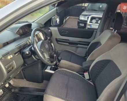 Серый Ниссан ИксТрейл, объемом двигателя 2.18 л и пробегом 337 тыс. км за 5950 $, фото 7 на Automoto.ua