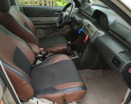 Серый Ниссан ИксТрейл, объемом двигателя 2.2 л и пробегом 300 тыс. км за 3700 $, фото 4 на Automoto.ua