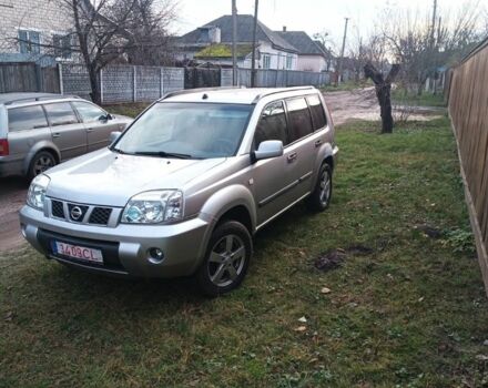 Серый Ниссан ИксТрейл, объемом двигателя 2 л и пробегом 242 тыс. км за 4300 $, фото 1 на Automoto.ua