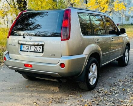 Серый Ниссан ИксТрейл, объемом двигателя 2.2 л и пробегом 270 тыс. км за 3750 $, фото 2 на Automoto.ua