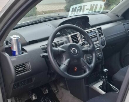 Серый Ниссан ИксТрейл, объемом двигателя 2.2 л и пробегом 327 тыс. км за 3077 $, фото 3 на Automoto.ua