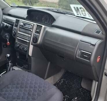 Сірий Ніссан ІксТрейл, об'ємом двигуна 2.2 л та пробігом 327 тис. км за 3071 $, фото 3 на Automoto.ua