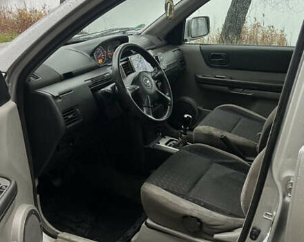 Серый Ниссан ИксТрейл, объемом двигателя 2.2 л и пробегом 323 тыс. км за 4000 $, фото 10 на Automoto.ua