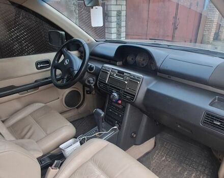Серый Ниссан ИксТрейл, объемом двигателя 2 л и пробегом 290 тыс. км за 4950 $, фото 4 на Automoto.ua