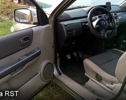 Серый Ниссан ИксТрейл, объемом двигателя 2.2 л и пробегом 350 тыс. км за 3550 $, фото 4 на Automoto.ua