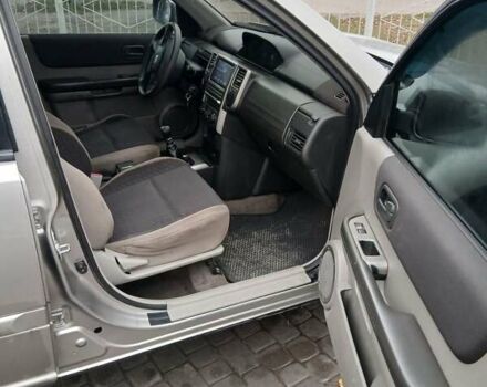 Серый Ниссан ИксТрейл, объемом двигателя 2.2 л и пробегом 302 тыс. км за 4999 $, фото 5 на Automoto.ua