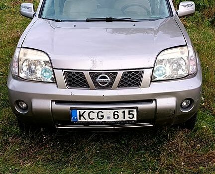 Серый Ниссан ИксТрейл, объемом двигателя 2.2 л и пробегом 350 тыс. км за 3550 $, фото 1 на Automoto.ua
