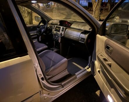 Серый Ниссан ИксТрейл, объемом двигателя 2.2 л и пробегом 308 тыс. км за 3600 $, фото 6 на Automoto.ua