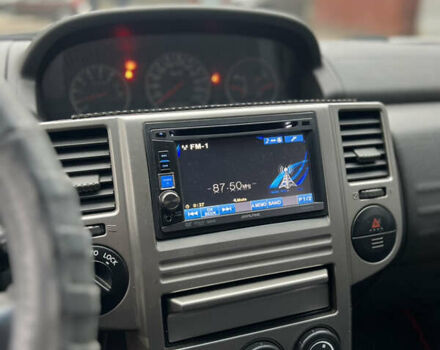 Серый Ниссан ИксТрейл, объемом двигателя 2 л и пробегом 170 тыс. км за 7400 $, фото 3 на Automoto.ua