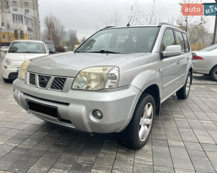 Серый Ниссан ИксТрейл, объемом двигателя 2.2 л и пробегом 299 тыс. км за 3800 $, фото 2 на Automoto.ua