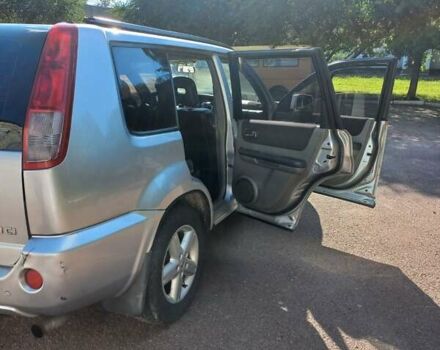 Серый Ниссан ИксТрейл, объемом двигателя 2.18 л и пробегом 300 тыс. км за 5500 $, фото 6 на Automoto.ua