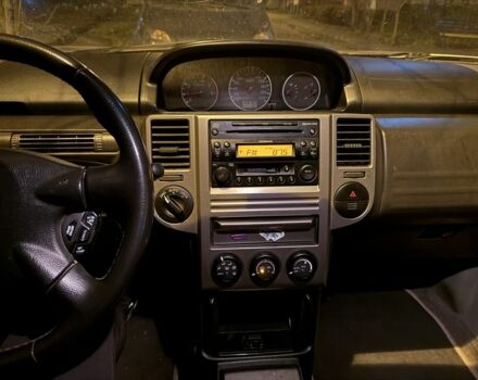 Серый Ниссан ИксТрейл, объемом двигателя 2.2 л и пробегом 308 тыс. км за 3600 $, фото 4 на Automoto.ua