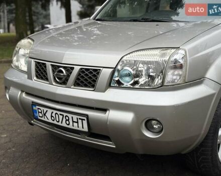 Серый Ниссан ИксТрейл, объемом двигателя 2.18 л и пробегом 280 тыс. км за 5850 $, фото 4 на Automoto.ua