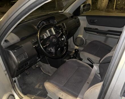 Серый Ниссан ИксТрейл, объемом двигателя 2.2 л и пробегом 308 тыс. км за 3600 $, фото 3 на Automoto.ua