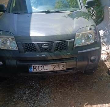 Серый Ниссан ИксТрейл, объемом двигателя 2.2 л и пробегом 357 тыс. км за 3500 $, фото 2 на Automoto.ua