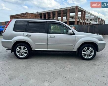 Серый Ниссан ИксТрейл, объемом двигателя 2 л и пробегом 209 тыс. км за 6800 $, фото 4 на Automoto.ua