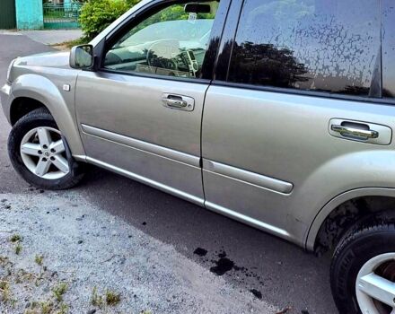 Серый Ниссан ИксТрейл, объемом двигателя 2 л и пробегом 214 тыс. км за 6585 $, фото 3 на Automoto.ua