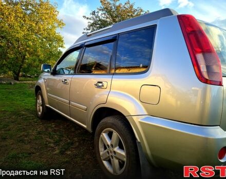 Серый Ниссан ИксТрейл, объемом двигателя 2 л и пробегом 208 тыс. км за 7300 $, фото 2 на Automoto.ua