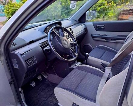 Серый Ниссан ИксТрейл, объемом двигателя 2 л и пробегом 214 тыс. км за 6585 $, фото 4 на Automoto.ua