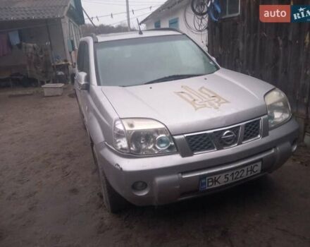 Сірий Ніссан ІксТрейл, об'ємом двигуна 2.2 л та пробігом 300 тис. км за 5000 $, фото 1 на Automoto.ua