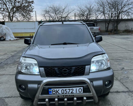 Серый Ниссан ИксТрейл, объемом двигателя 2 л и пробегом 303 тыс. км за 4699 $, фото 2 на Automoto.ua