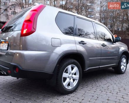 Серый Ниссан ИксТрейл, объемом двигателя 2 л и пробегом 220 тыс. км за 9700 $, фото 4 на Automoto.ua