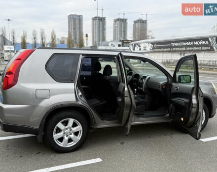 Серый Ниссан ИксТрейл, объемом двигателя 2 л и пробегом 235 тыс. км за 8300 $, фото 20 на Automoto.ua