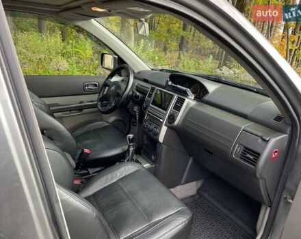 Сірий Ніссан ІксТрейл, об'ємом двигуна 2.2 л та пробігом 300 тис. км за 7300 $, фото 4 на Automoto.ua
