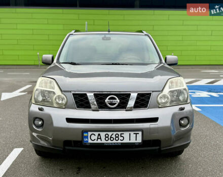 Серый Ниссан ИксТрейл, объемом двигателя 2 л и пробегом 235 тыс. км за 8300 $, фото 5 на Automoto.ua