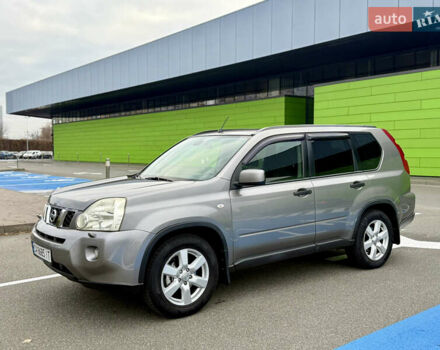 Серый Ниссан ИксТрейл, объемом двигателя 2 л и пробегом 235 тыс. км за 8300 $, фото 4 на Automoto.ua