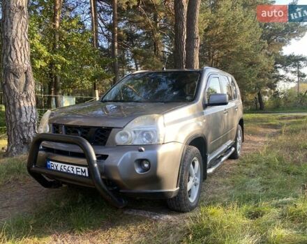 Серый Ниссан ИксТрейл, объемом двигателя 2 л и пробегом 272 тыс. км за 10000 $, фото 2 на Automoto.ua