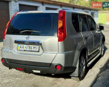 Серый Ниссан ИксТрейл, объемом двигателя 2 л и пробегом 199 тыс. км за 8800 $, фото 3 на Automoto.ua