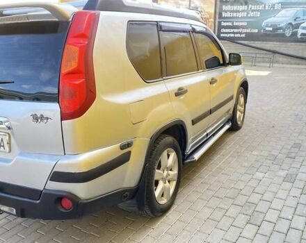 Серый Ниссан ИксТрейл, объемом двигателя 2 л и пробегом 215 тыс. км за 8000 $, фото 5 на Automoto.ua