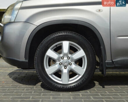 Серый Ниссан ИксТрейл, объемом двигателя 2 л и пробегом 180 тыс. км за 9500 $, фото 2 на Automoto.ua