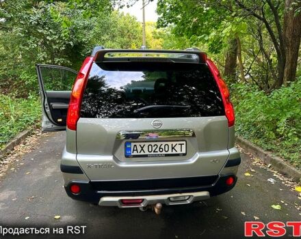 Серый Ниссан ИксТрейл, объемом двигателя 2 л и пробегом 290 тыс. км за 9800 $, фото 2 на Automoto.ua