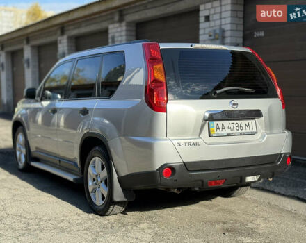 Серый Ниссан ИксТрейл, объемом двигателя 2 л и пробегом 199 тыс. км за 8800 $, фото 5 на Automoto.ua
