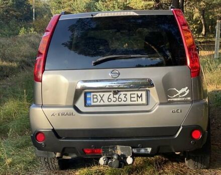 Серый Ниссан ИксТрейл, объемом двигателя 2 л и пробегом 272 тыс. км за 10000 $, фото 4 на Automoto.ua