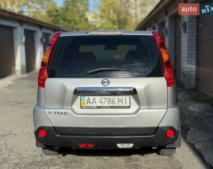 Серый Ниссан ИксТрейл, объемом двигателя 2 л и пробегом 199 тыс. км за 8800 $, фото 4 на Automoto.ua