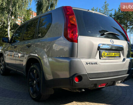 Серый Ниссан ИксТрейл, объемом двигателя 2 л и пробегом 220 тыс. км за 10800 $, фото 4 на Automoto.ua