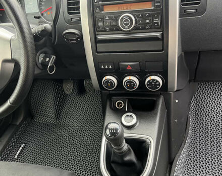 Серый Ниссан ИксТрейл, объемом двигателя 2 л и пробегом 263 тыс. км за 13000 $, фото 79 на Automoto.ua