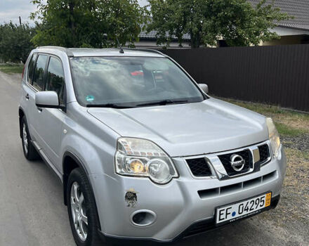 Серый Ниссан ИксТрейл, объемом двигателя 2 л и пробегом 263 тыс. км за 13000 $, фото 4 на Automoto.ua