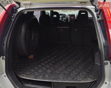 Серый Ниссан ИксТрейл, объемом двигателя 2.49 л и пробегом 217 тыс. км за 10000 $, фото 24 на Automoto.ua