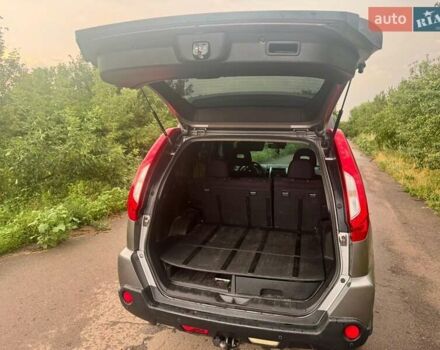 Серый Ниссан ИксТрейл, объемом двигателя 2 л и пробегом 185 тыс. км за 9300 $, фото 4 на Automoto.ua