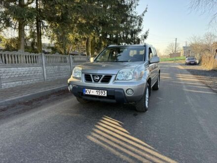 Серый Ниссан ИксТрейл, объемом двигателя 2 л и пробегом 333 тыс. км за 2999 $, фото 1 на Automoto.ua