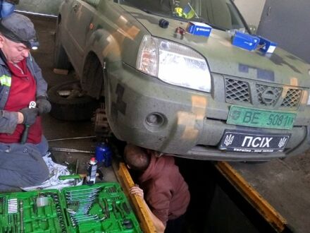 Серый Ниссан ИксТрейл, объемом двигателя 2.2 л и пробегом 273 тыс. км за 4270 $, фото 1 на Automoto.ua